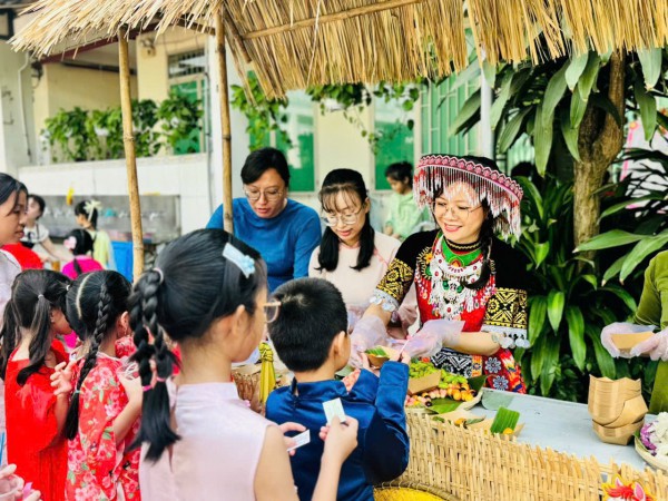 Cô hiệu trưởng ở TP.HCM mặc trang phục Mông, vui tết cùng học trò