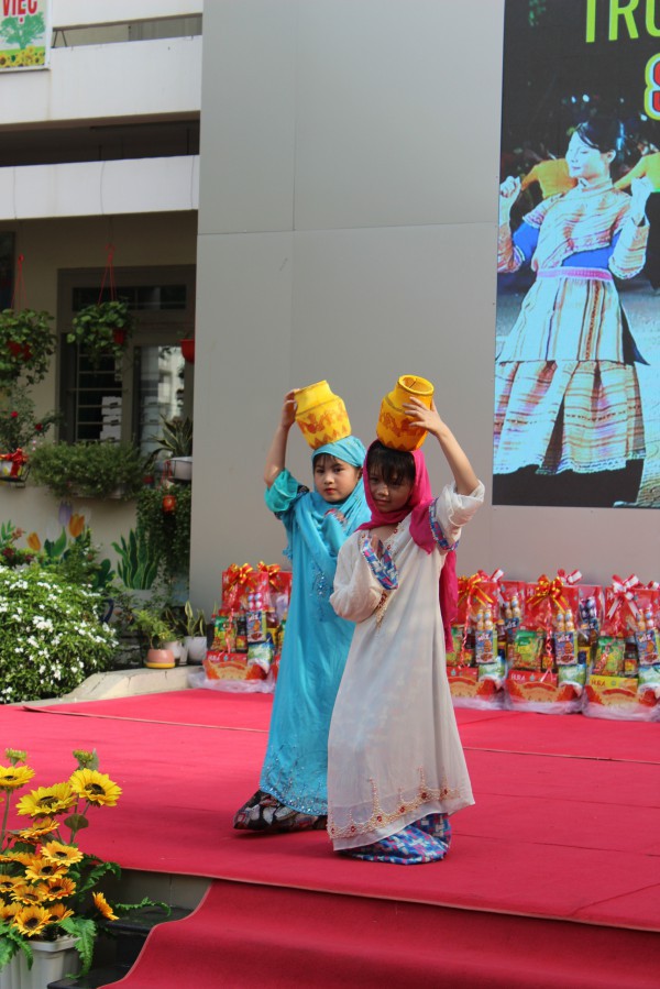 Cô hiệu trưởng ở TP.HCM mặc trang phục Mông, vui tết cùng học trò