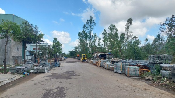 Cơ sở phế liệu, gia công đá 