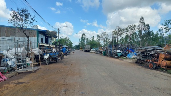 Cơ sở phế liệu, gia công đá 