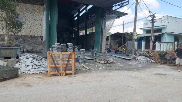 Cơ sở phế liệu, gia công đá 