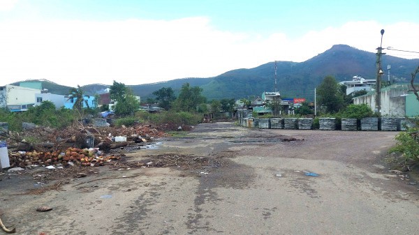 Cơ sở phế liệu, gia công đá 