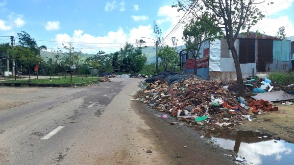 Cơ sở phế liệu, gia công đá 