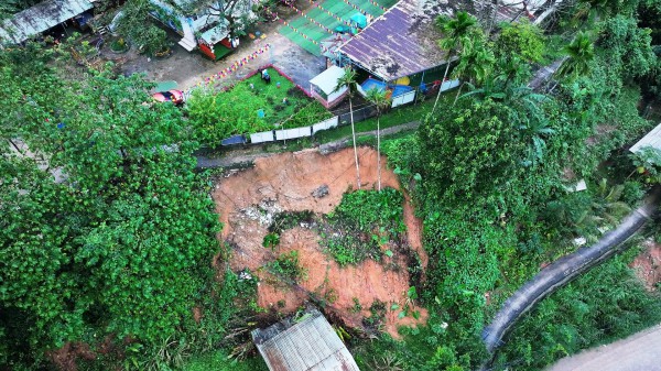 Cô trò giữa nỗi lo sạt lở