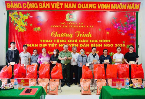 Công an Gia Lai trao 600 suất quà tết cho người dân vùng lũ Hải Minh