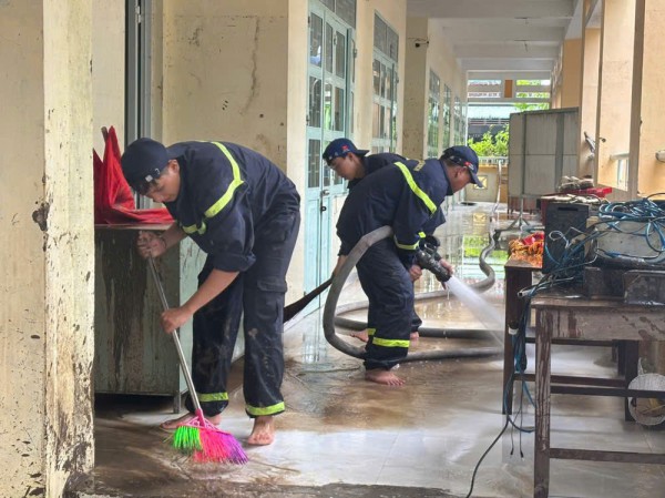 Công an TP.HCM cấp tốc chi viện vùng ngập lụt Đắk Lắk