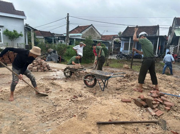 Công an tỉnh Đắk Lắk tăng cường lực lượng xây dựng nhà cho người dân