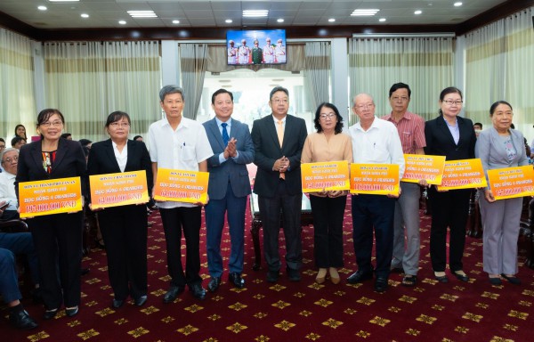 Công ty 4 Oranges tặng học bổng hơn 1,4 tỉ đồng cho học sinh tỉnh Long An