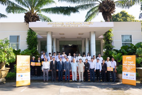 Công ty 4 Oranges tặng học bổng hơn 1,4 tỉ đồng cho học sinh tỉnh Long An