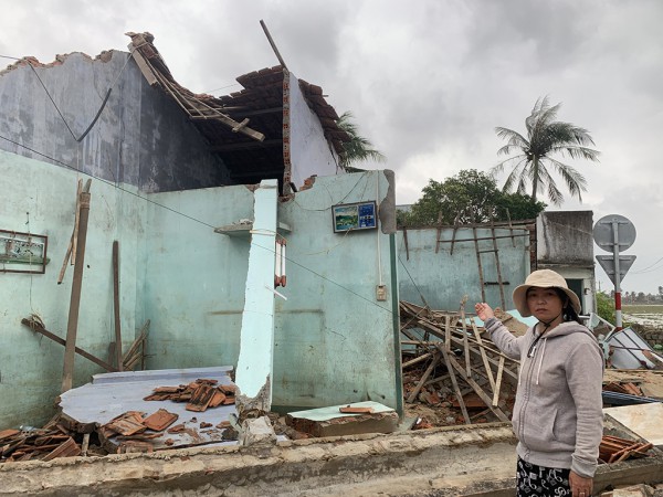 Cùng người dân vùng lũ dựng lại nhà kịp đón tết