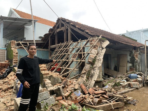 Cùng người dân vùng lũ dựng lại nhà kịp đón tết