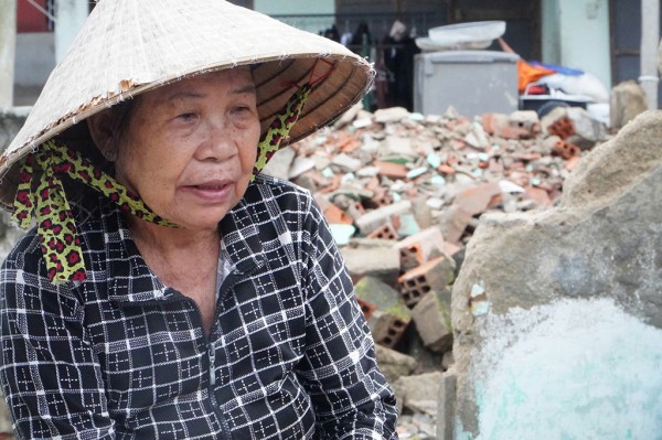 Cùng người dân vùng lũ dựng lại nhà kịp đón tết