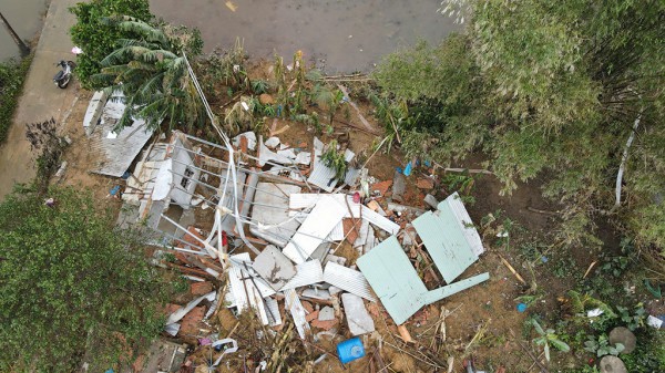 Cùng người dân vùng lũ dựng lại nhà kịp đón tết