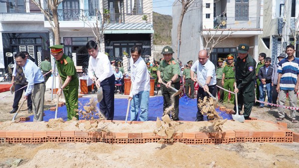 Cùng người dân vùng lũ dựng lại nhà kịp đón tết