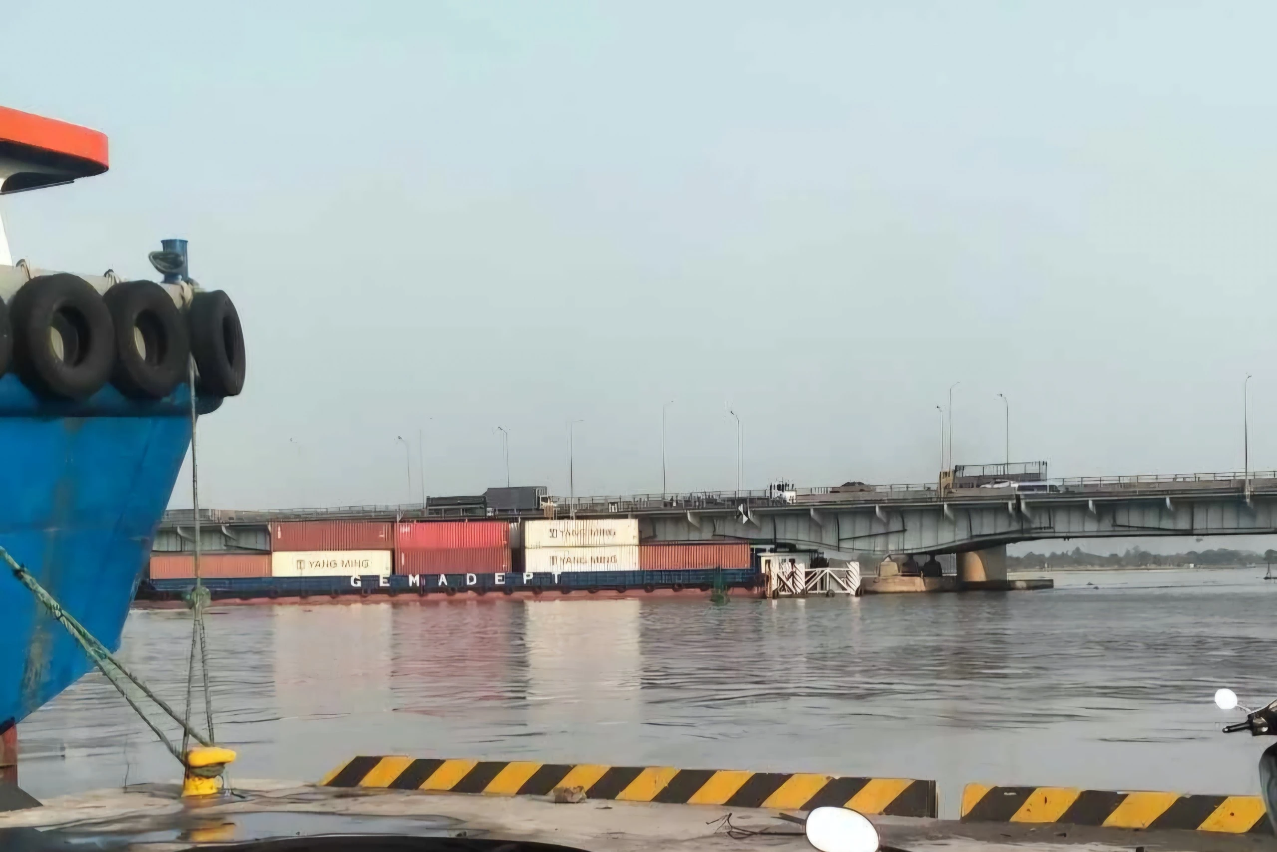 Cứu hộ thành công tàu container mắc kẹt dưới gầm cầu Đồng Nai