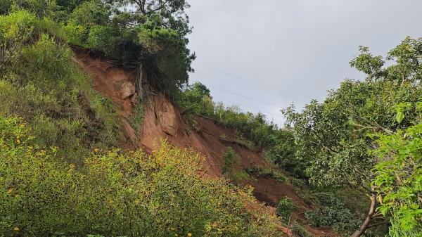 Di dời khẩn cấp cả khu dân cư do vết nứt dài trên đồi Ba Lá Xanh