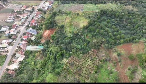 Di dời khẩn cấp cả khu dân cư do vết nứt dài trên đồi Ba Lá Xanh