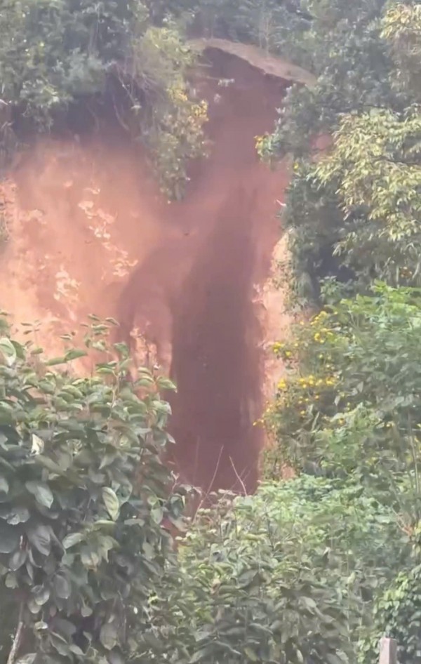 Di dời khẩn cấp cả khu dân cư do vết nứt dài trên đồi Ba Lá Xanh