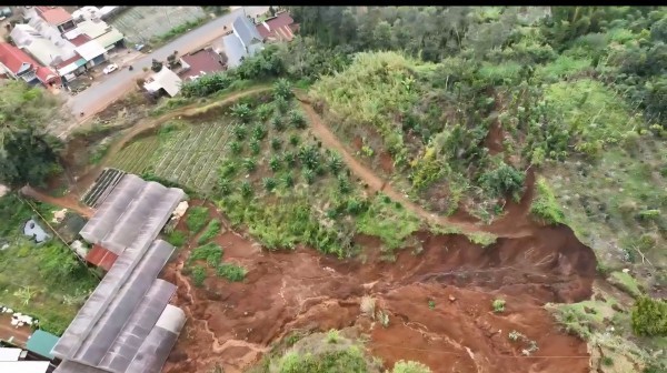 Di dời khẩn cấp cả khu dân cư do vết nứt dài trên đồi Ba Lá Xanh