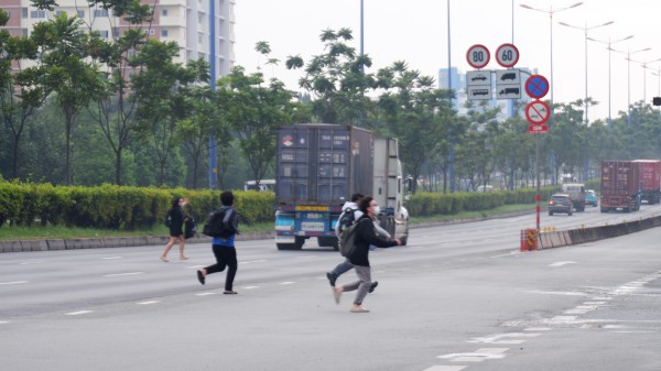 Dù có cầu bộ hành, sinh viên vẫn 