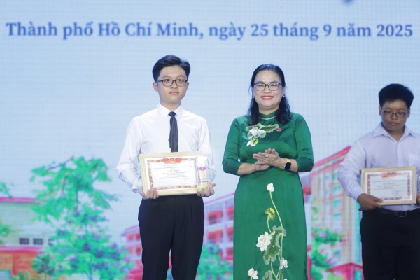 Dừng học máy tính trường Bách khoa, trở thành thủ khoa trường Nhân văn Dừng học máy tính trường Bách khoa, trở thành thủ khoa trường Nhân văn