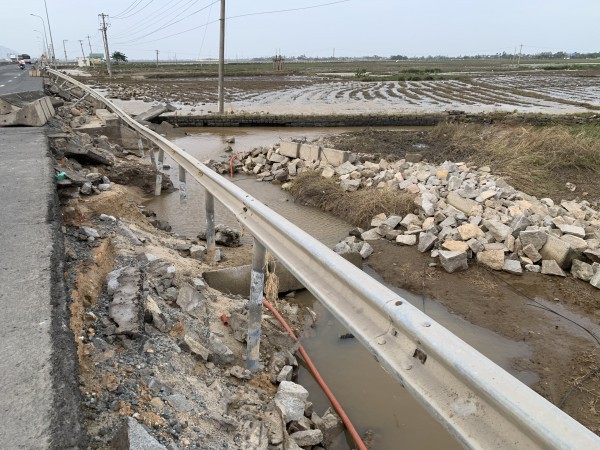 Gấp rút phục hồi các tuyến đường sau mưa bão