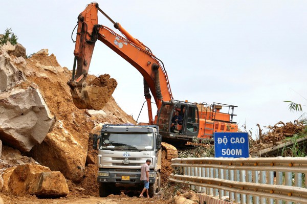 Gấp rút phục hồi các tuyến đường sau mưa bão