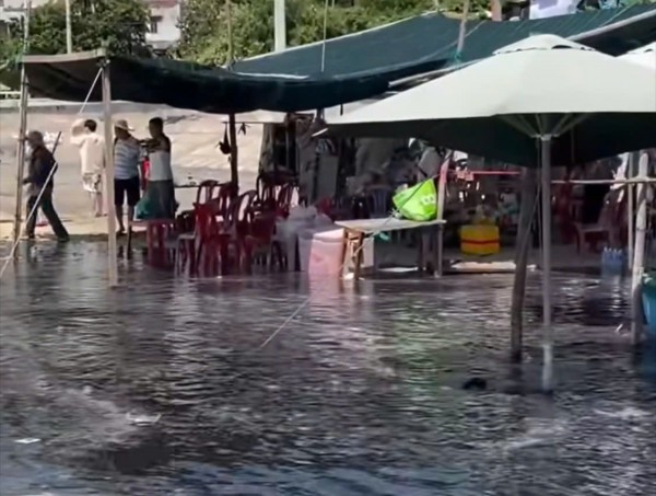 Gia Lai: Nước thải đen ngòm tràn ra biển Nhơn Lý Gia Lai: Nước thải đen ngòm tràn ra biển Nhơn Lý
