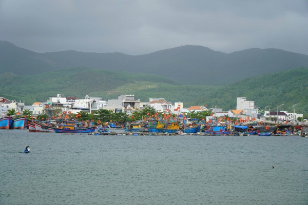 Giá dầu tăng cao, nhiều tàu cá Quảng Ngãi ngại vươn khơi