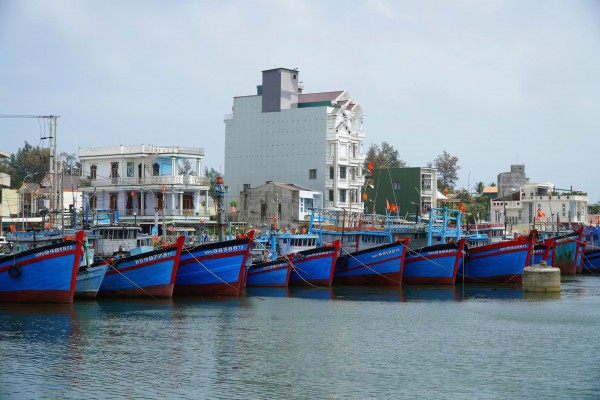 Giá dầu tăng cao, nhiều tàu cá Quảng Ngãi ngại vươn khơi