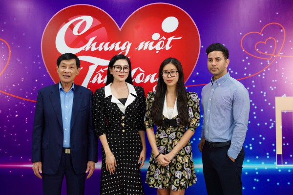 Gia đình doanh nhân Johnathan Hạnh Nguyễn ủng hộ 10 tỉ đồng cho đồng bào miền Trung