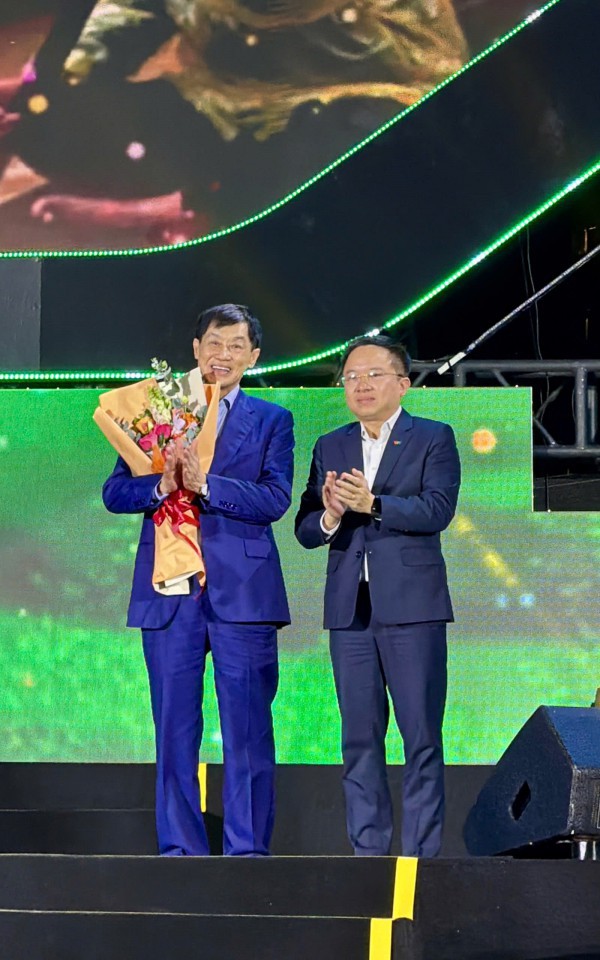 Gia đình doanh nhân Johnathan Hạnh Nguyễn ủng hộ 10 tỉ đồng cho đồng bào miền Trung