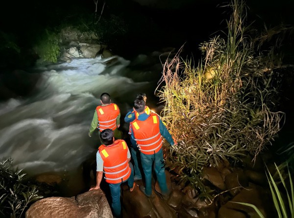 Giải cứu 5 thanh niên mắc kẹt giữa sông Đồng Nai