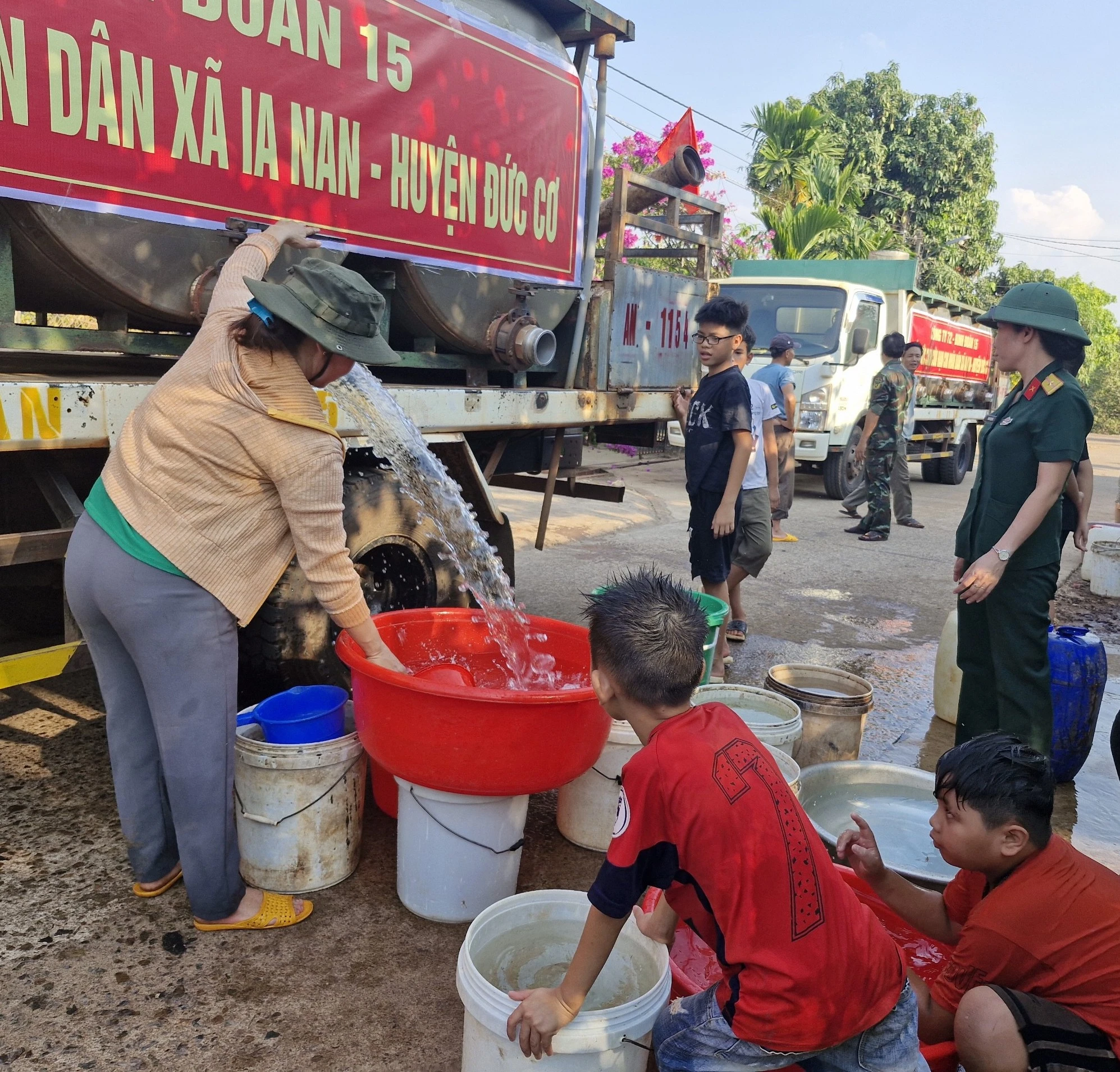 Giọt nước nghĩa tình trên vùng biên những ngày nắng hạn