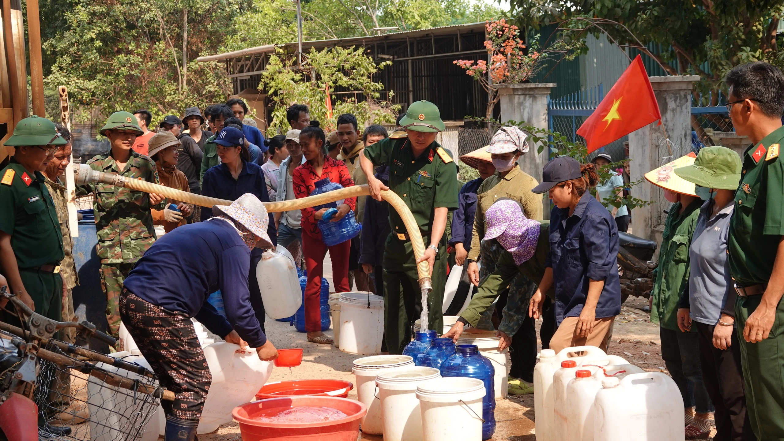 Giọt nước nghĩa tình trên vùng biên những ngày nắng hạn