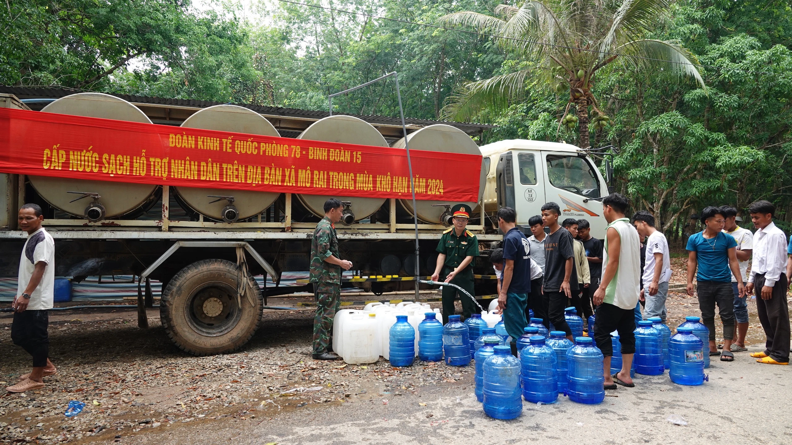 Giọt nước nghĩa tình trên vùng biên những ngày nắng hạn