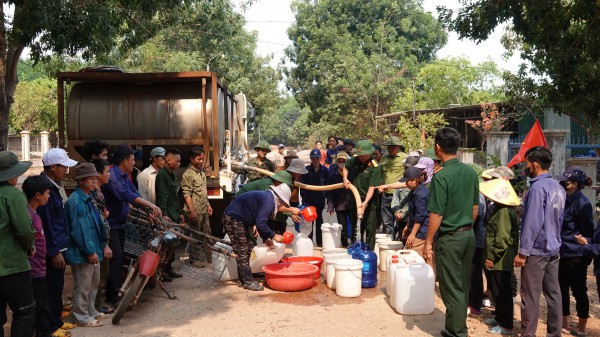 Giọt nước nghĩa tình trên vùng biên những ngày nắng hạn