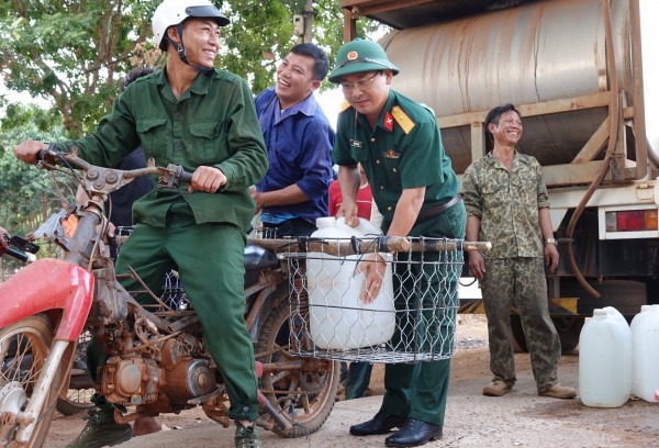 Giọt nước nghĩa tình trên vùng biên những ngày nắng hạn