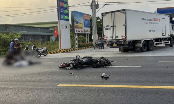 Hai người thương vong khi xe máy tông xe tải đang rẽ vào cây xăng