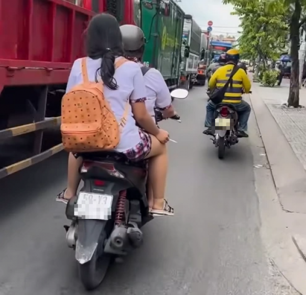 Hai nữ sinh chạy xe máy không đội mũ bảo hiểm, hút thuốc gây bức xúc Hai nữ sinh chạy xe máy không đội mũ bảo hiểm, hút thuốc gây bức xúc