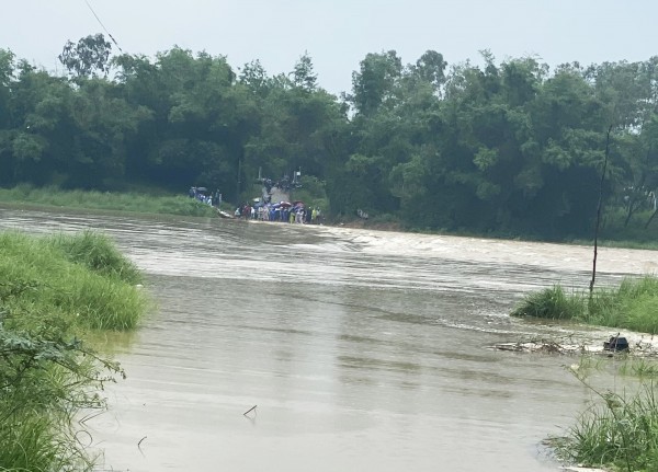 Hàng ngàn người dân mong chờ ngày khánh thành cầu, xóa thế “ốc đảo”