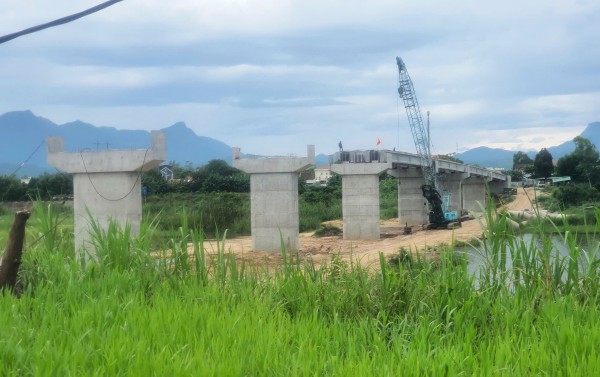 Hàng ngàn người dân mong chờ ngày khánh thành cầu, xóa thế “ốc đảo”