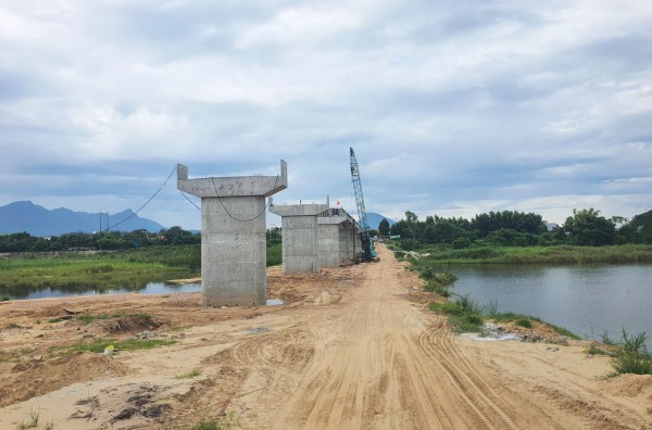 Hàng ngàn người dân mong chờ ngày khánh thành cầu, xóa thế “ốc đảo”