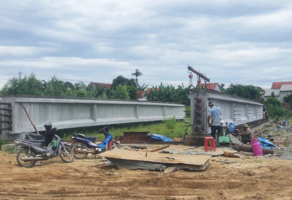 Hàng ngàn người dân mong chờ ngày khánh thành cầu, xóa thế “ốc đảo”