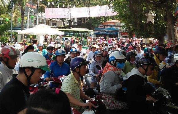 Hàng nghìn người chen chúc tại các khu vui chơi trong ngày nghỉ lễ