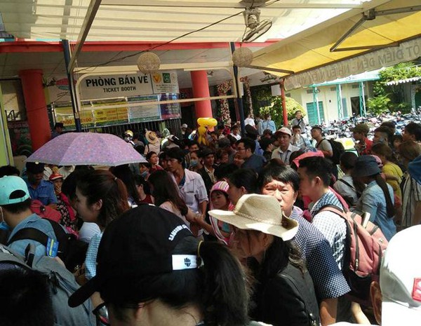 Hàng nghìn người chen chúc tại các khu vui chơi trong ngày nghỉ lễ