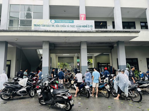 Hàng trăm xe máy bị ngập nước sau trận lũ lịch sử ở Huế được sửa miễn phí