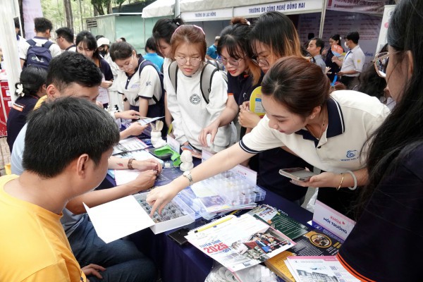 Hoạt động gian hàng triển lãm Tư vấn mùa thi thu hút học sinh