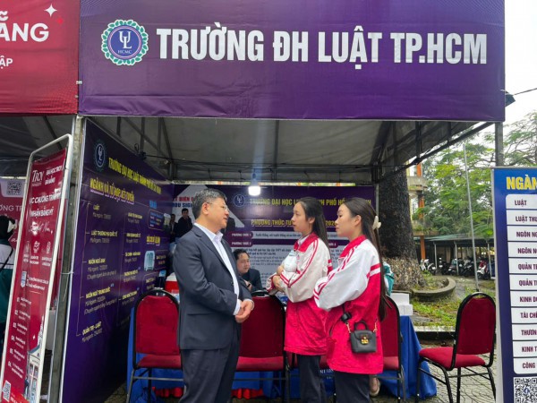 Học sinh Quảng Trị tìm cơ hội học tập tại Chương trình Tư vấn mùa thi