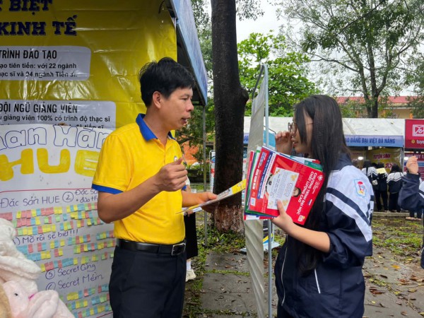 Học sinh Quảng Trị tìm cơ hội học tập tại Chương trình Tư vấn mùa thi